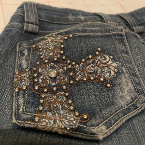 Miss me jeans 💋 - Säljer mina älskade miss me jeans pga att dom tyvärr har blivit för små, byxorna är en lite mer gammal version och är bootcut. Som ni ser på fickorna har det lossnat två stenar, en på vänstra fickan i hörnet och en på andra i mitten, går dock enkelt att fixa. Storlek 24. Kontakta om du undrar något! 💋💕