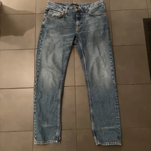 Nudie jeans - Tja, säljer dessa nudie jeans i storlek W34 och L32 i modellen gritty Jackson. Det är använda ungefär 15 gånger och har inga större defekter. Hör gärna av er vid funderingar, pris kan diskuteras.