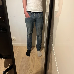 Blå jeansbyxor - Snygga blå 502 Levis jeans med en klassisk design. De har en slim till loose fit passform och är perfekta för en avslappnad stil. W30 och L32. Nypris runt 950kr