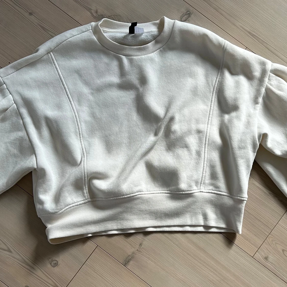 Vit croppad sweatshirt från H&M - 1