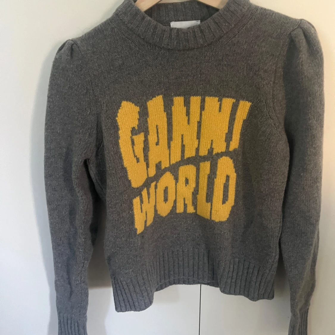 Grå stickad tröja från Ganni