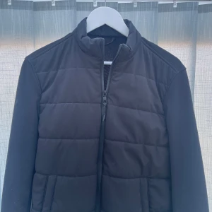 Cardigan - Säljer nu denna cardigan från Zara perfekt till den våren | skick 9/10 inga hål eller defekter | Hör av dig vid lilla minska fundering 💭 