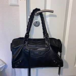 Väska - Perfekt att styla outfits med rymmer mycket. Finns också ett extraband som är långt som man kan sätta på! (Finns defekt på alla banden, se sista bild, lite smutsig på insidan men inget man märker!)