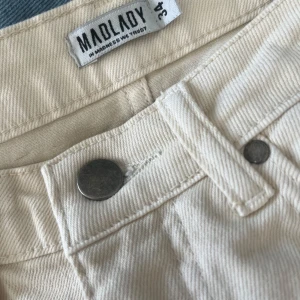 Beige byxor från Madlady - SUPER FINA SOMMARBYXOR😍💐🌸🎊. STORLEK XS men upplever som SMALL.     Snygga beige byxor från Madlady med hög midja och raka ben. Byxorna har en klassisk design med knappar och dragkedja framtill. Perfekta för en stilren look.