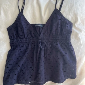 Mörkblått linne från Brandy Melville - Mörkblått linne från brandy Melville. Så fint och i jättebra skick. Stl XS/S 🌸