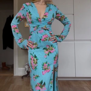 Adoore klänning - Helt ny blå adoore klänning, med prislapp. Storlek 36. Denna modellen är väldigt ”true too size” till skillnad från vissa andra adoore modeller. Så fin klänning som är väldigt smickrande. Bilderna gör inte riktigt färgen rättvisa, så så till om fler bilder önskas.