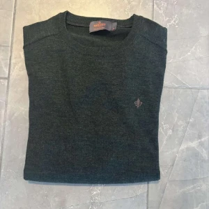 Mörkgrön tröja från Morris - Säljer en stilren mörkgrön tröja från Morris i 100% merinoull. Tröjan har en liten broderad detalj på bröstet och ribbad krage. Priset ej hugget i sten! Skriv vid frågor eller bilder 