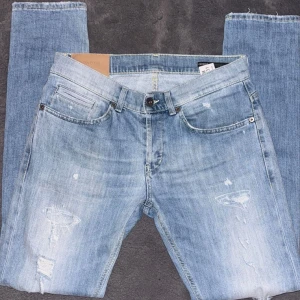 Dondup George - Säljer dessa fräscha dondupsen med slitningar. Modellen på jeansen är George och de är skinnyfit. Hör av er vid funderingar och kom gärna med prisförslag!