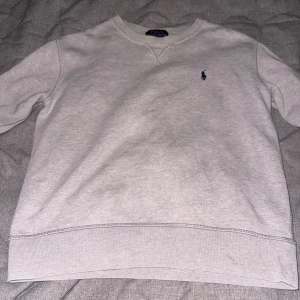 Grå Ralph Lauren tröja  - Grå Ralph lauren tröja säljes till ett riktigt bra pris! Inga defekter finns på tröjan och den är i mycket bra skick. Köpt på Zalando för 1495kr, kvitto finns ifall det önskas ses! Priset är inte helt hugget i sten, vid frågor/funderingar är det bara att skriva! 🤝🤝