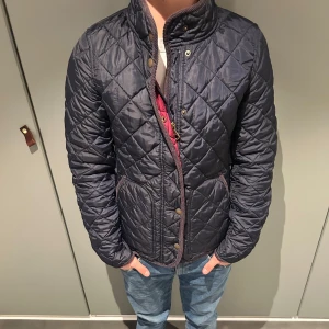 Gant Jacka - Quiltad vårjacka från gant i storlek s, men sitter som en xs. Inga defekter vad jag kan se. Nypris runt 1800. Skriv om du vill ha fler bilder. Modellen är 168