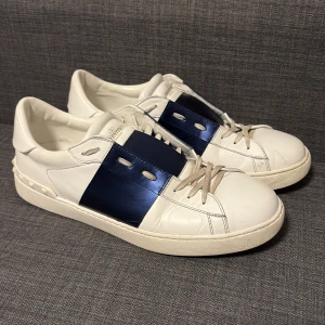 Valentino open skor - Valentino skor i ändå hyfsat skick, sällsynt färg. Storlek 45, hör av er vid frågor!! Box osv ingår