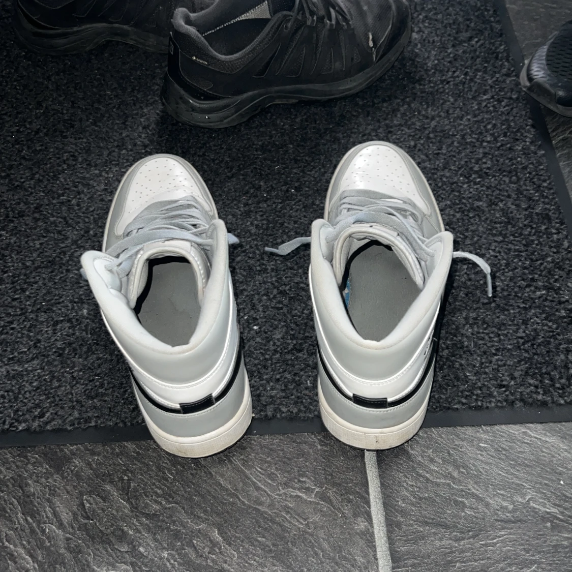 Grå och vita Nike Air Jordans - 1