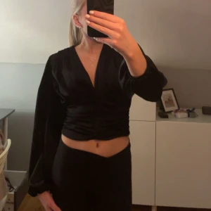 Svart blus - En svart oanvänd blus! Jätte fin och söt✨Skriv för fler bilder eller frågor