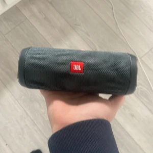 JBL Speaker -  Den funkar bra Jättebra ljud ingen laddare kommer med den