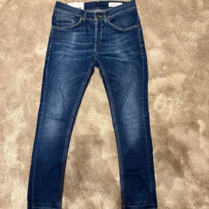 Dondup jeans - Säljer nu dessa snygga blåa jeans från dondup i modellen George, då dem är för små. Dem är använda men inga defekter, förutom lite slitna längst ner. Kvitto och tag finns.