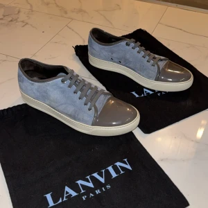 Lanvin Patent Cap Toe Sneakers - Tjenare! Säljer mina lanvins då jag är sugen på något annat! Väldigt fint skick 8,5/10. Dustbag fås med ingen box tyvärr. Hör av er vid frågor mvh Oscar.