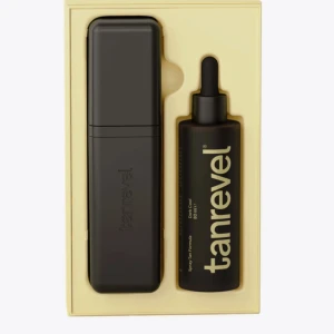 Tanrevel Spray Tan Kit Pro - Snyggt och praktiskt spray tan kit från. Perfekt för att få en solkysst look året runt. Den ger ett jämnt lager och om du vill se ut som Hedvig Sjödin är denna för dig då hon använder denna för att hålla sig brun året om.🩷Vätskan ingår inte!