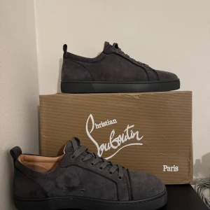 Christian louboutions (Loubs utan spikar) - Säljer ett par äkta Christian Louboutin i storlek 41. Ikoniska och eleganta skor med den klassiska röda sulan – perfekta för dig som vill ha lyx och stil!  ✅ Skick: Helt nya, endast testade ✅ Nypris: Ca 8 000 kr ✅  skicka bud! Inga skam bud om du ger ett bra pris accepterar jag!!!– ett riktigt fynd!   Säljer eftersom jag sparar till körkortet. Skicka ett meddelande vid intresse! ✨