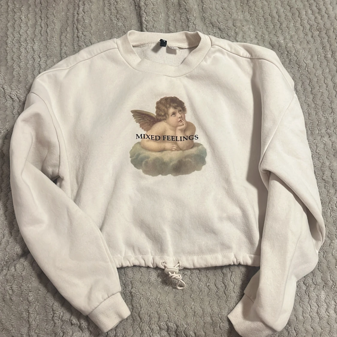 Beige croppad sweatshirt med ängelmotiv