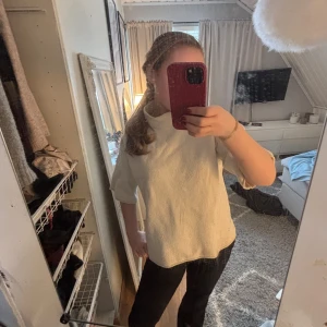 Beige polotröja från Zara - Säljer en stilren beige polotröja från Zara. Tröjan har en hög krage och är tillverkad i ett mjukt material som ger en bekväm känsla. Perfekt för kyligare dagar och kan enkelt matchas med olika outfits.