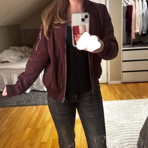 Vinröd bomberjacka - Riktigt snygg vinröd bomberjacka perfekt  till våren💘storlek 38 men passar bra på mig som har xs/s