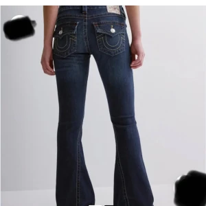True religion jeans - Säljer mina jätte fina true religion i mörkblå sitter jätte bra säljer för jag använder knappt :) skriv för egna bilder pris kan diskuteras!!