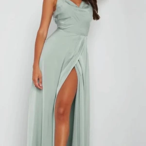 Balklänning för den korta! - Ljusgrön balklänning från bubbleroom. Använd en gång och i mycket fint skick. Uppsydd ca 5-7 cm. Perfekt på mig som är 160 cm. 