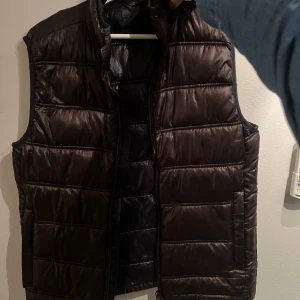 Zara väst  - Zara väst i bra skick, lite små sönder 