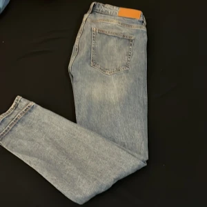 Blå jeans från Dressmann - Snygga blå jeans från Dressmann i en klassisk slim fit. De har en traditionell femficksdesign och en bekväm midwaist. Perfekta för en stilren look.