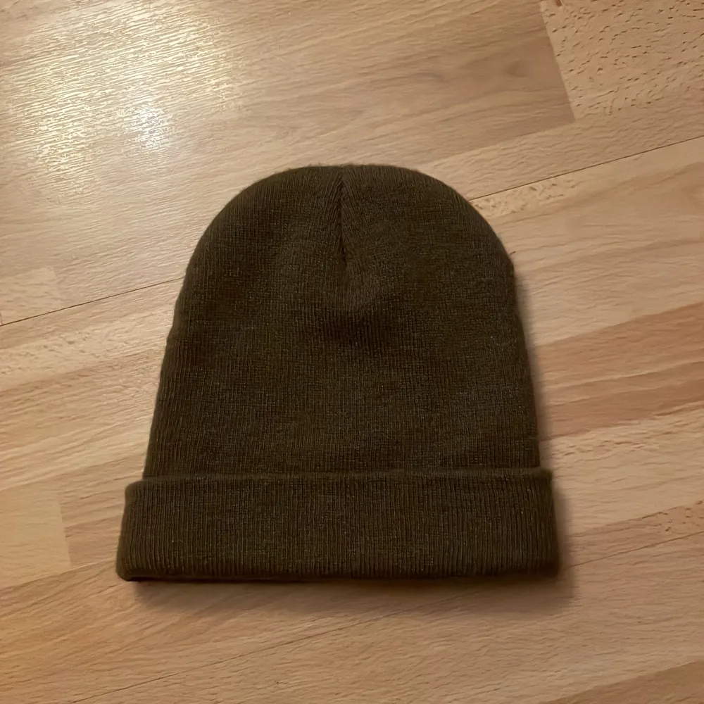Säljer en enkel och stilren brun stickad mössa. Perfekt för att hålla värmen under kyliga dagar. Mössan har en klassisk design med uppvikt kant. Den är ej använd och och är helt ny😁. Asusteet.