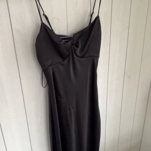 Svart satin klänning - Svart satinklänning från Gina Tricot. Prislapp kvar, är lite ” repat”  i tyget 