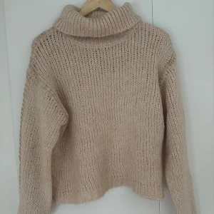 Beige stickad polotröja - Mysig beige stickad polotröja. Tröjan har guldglittriga sömmar på sidorna. Säljer då jag inte använt den. Prislapp finns kvar. Storlek 170 men passar XS. Nypris 299,95kr. 