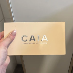 Summer Multi Use Palette från CAIA - Säljer en CAIA Summer Multi Use Palette med flera nyanser för ansiktet. Paletten innehåller highlighter, rouge och bronzer i både skimrande och matta toner. Perfekt för att skapa en somrig look med både varma och neutrala färger.använd men mycket kvar. Slutsåld på hemsidan 