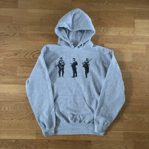 Three Soldiers Hoodie - Grå hoodie från Drakenberg. Skriv om ni undrar över något!