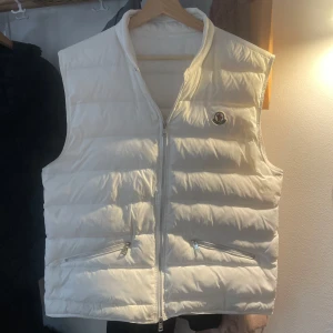  Moncler Gui Vest Vit - Tjena! Säljer min snygga vita gui dunväst från Moncler 💫 Jag har haft den i ca 4 år nu och kommer knappt till användning längre 😔 säljer den billigare för att jag har haft den så länge och tappt bort de flesta grejer till den som kvitto och annat men sen så är dragkedjan lite sisådär men funkar fortfarande bra 🔥🔥