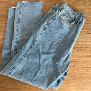  Jeans - Snygga blå ankellånga jeans från GinaTricot. Stl.38.
