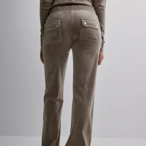 Juicy couture mjukisbyxor - Beige mjukisbyxor från Juicy Couture i mycket bra skick/utan defekter 🌸🌻🩷