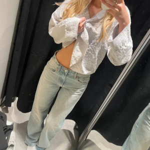 Zara jeans - Perfekta ljusblå jeans från zara i stl 34. Endast använda en gång. Bilden är lånad!