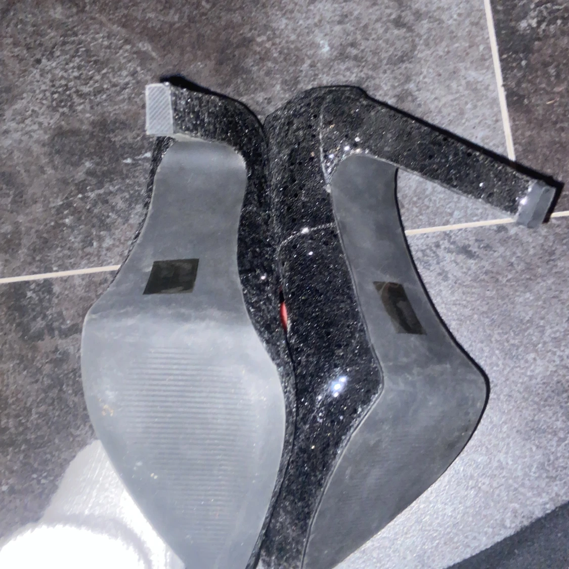 Svarta glittriga pumps  - 2