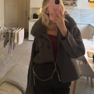 Stella McCartney väska - Använd fåtal gånger så har inga täcken på användning och kjedjan ser bra ut. Äkta men har inte kvittot kvar därför lite lägre pris🥰