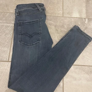 Replay jeans - Snygga mörkblå jeans från replay med en klassisk femficksdesign. De har en dragkedja och knapp framtill samt en stilren bakficka med diskret broderi. Perfekta för en avslappnad look.