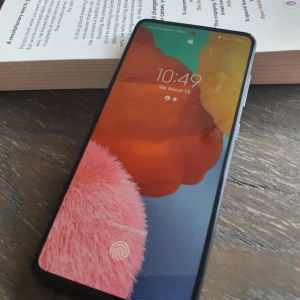 Samsung Galaxy telefon  - Samsung Galaxy A51 128GB  -Bra skick, haft skärmskydd och telefonskal sen jag köpte den, så inga repor på skärmen. -Finns dock lite repor på baksidan. -Har fingerprint låsa upp funktion  Model: SM-A515F/DSN One UI version 5.1 Android 13 4000mAh