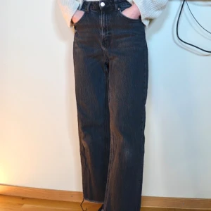Svarta jeans med rå kant - Snygga svarta jeans med hög midja och rak passform. De har en cool rå kant vid bensluten och klassisk femficksdesign. Mycket bra skick! 