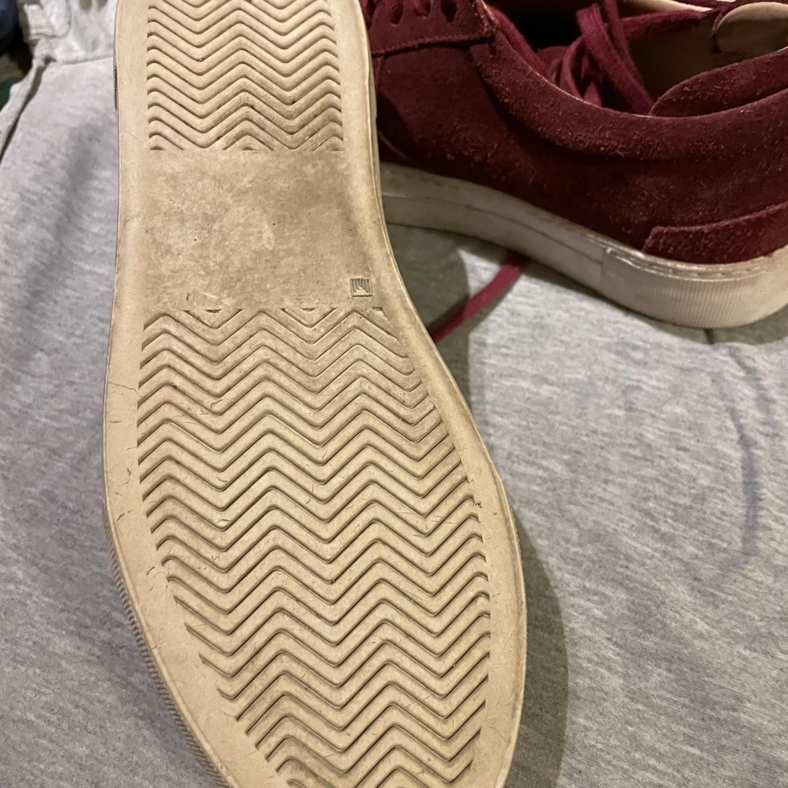 Vinröda sneakers från Axel Arigato - 3