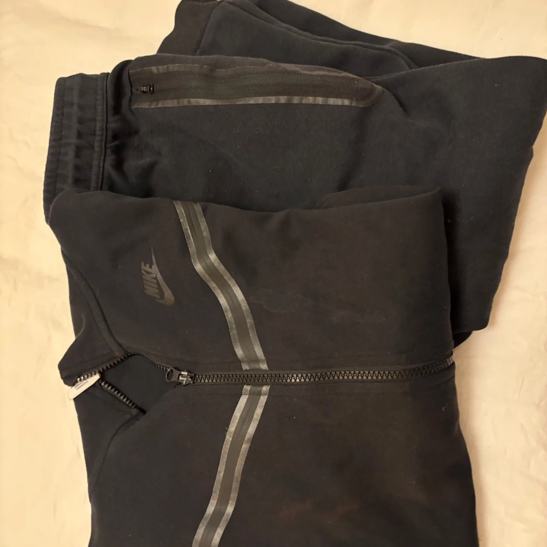 Svart hoodie och byxor från Nike tech  - 4