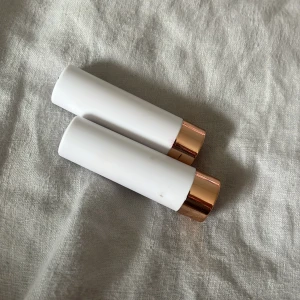 Semi Matte Läppstift i två nyanser - Två semi-matta läppstift från Essence i nyanserna 'Cheerful' och 'Charming'. De har en elegant vit och roséguldfärgad hylsa. Perfekt för en naturlig look med en touch av färg.