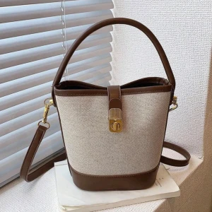 axelväska - Snygg axelväska i brun och beige. Väskan har en avtagbar axelrem och ett handtag. Oanvänd