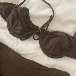 Brun bikini med knytband - Snygg brun bikini med knytband i både över- och underdel. Perfekt för en dag på stranden eller vid poolen. 