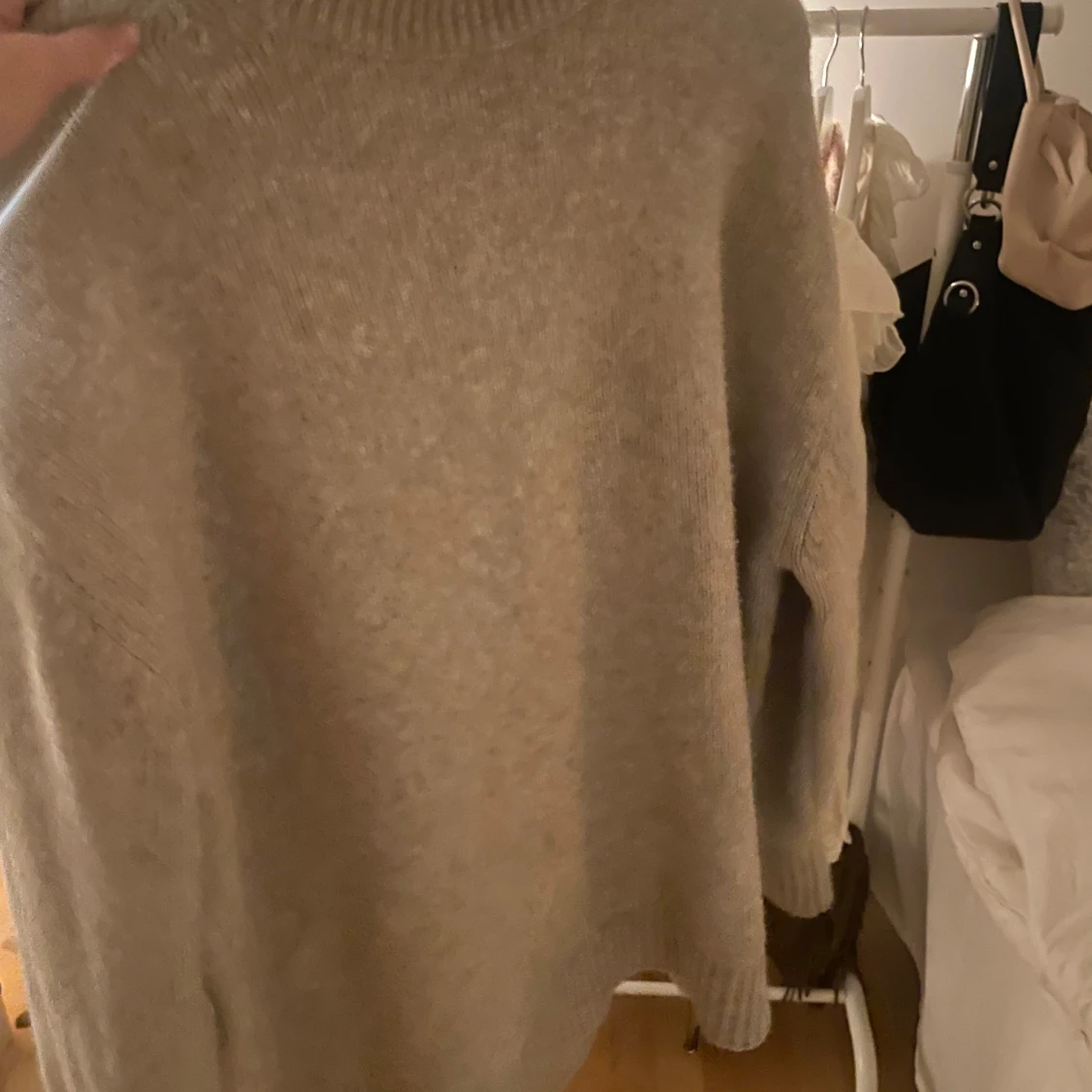 Beige stickad polotröja - 1