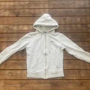 J.Lindeberg hoodie - Tja! Säljer nu min feta ziptröja från j.lindberg, sportig och riktigt skön. Passar någon runt 175-180 ish. Hör av er vid frågor